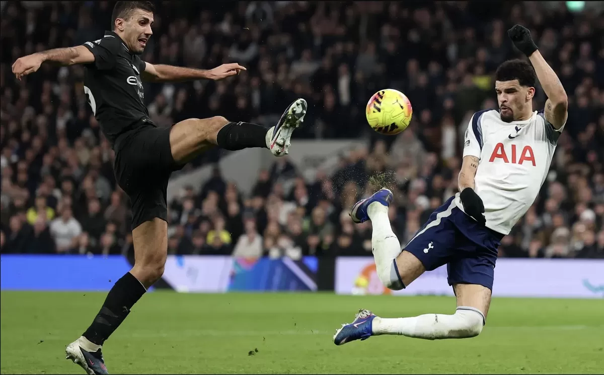 Dominic Solanke melakukan tendangan kalajengking.