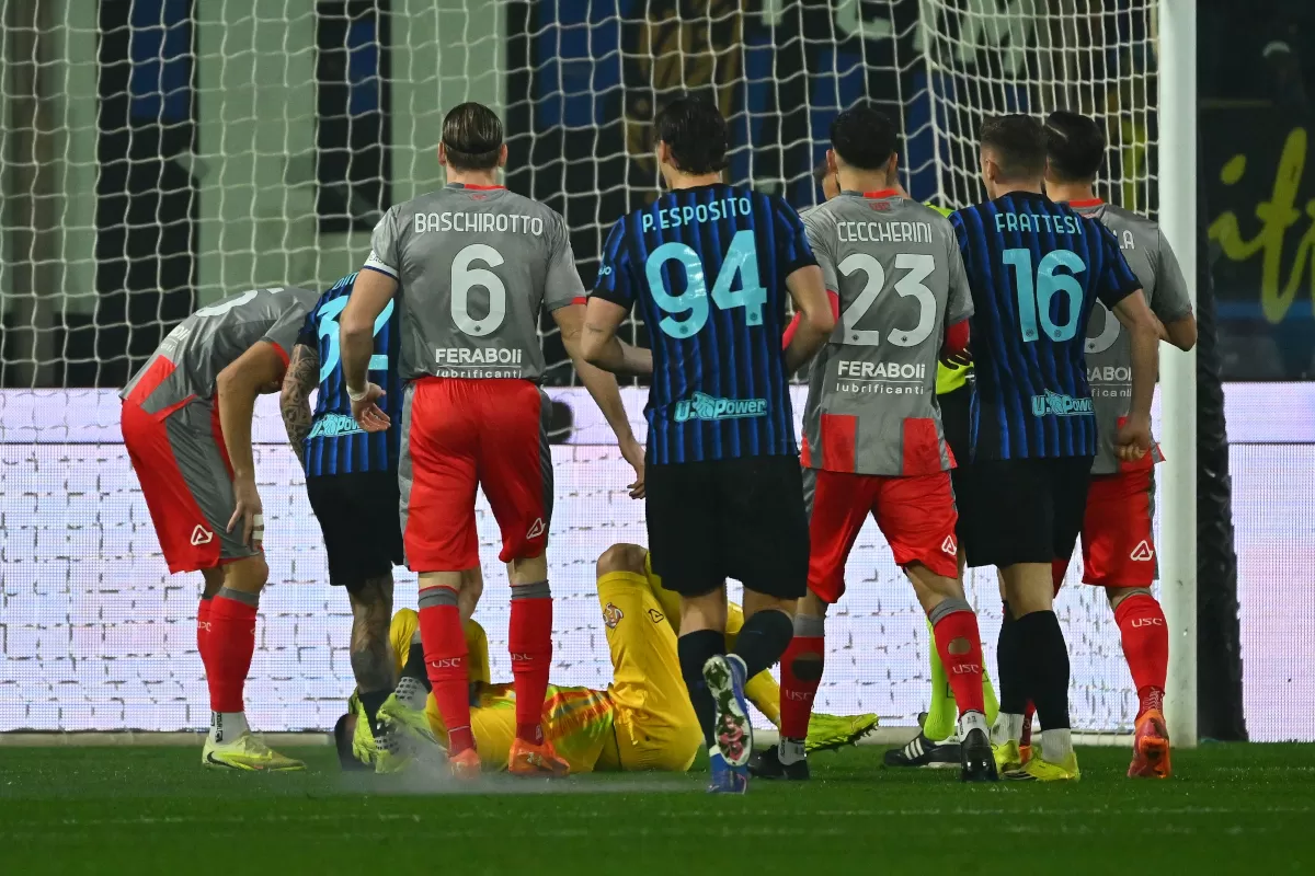 Emil Audero ambruk di pinggir lapangan setelah terkena kembang api yang dilempar suporter Inter.