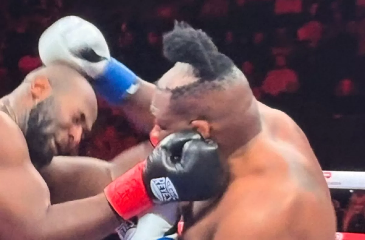 Kingsley Ibeh memukul Jarrell Miller begitu keras hingga wig-nya terlepas dari kepalanya.