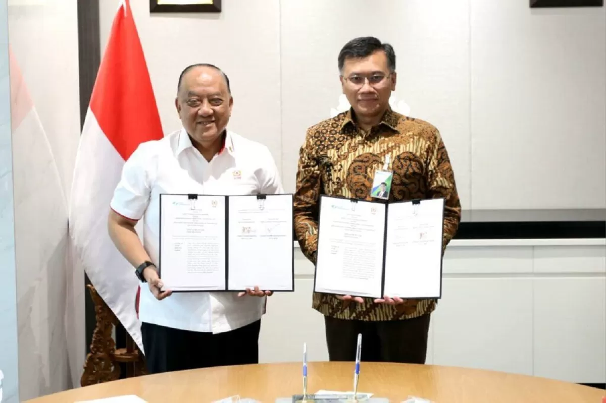 Ketum KONI Pusat Marciano Norman dan Direktur Utama BPJS Ketenagakerjaan, Pramudya Iriawan Untoro (kanan) menandatangani MoU.