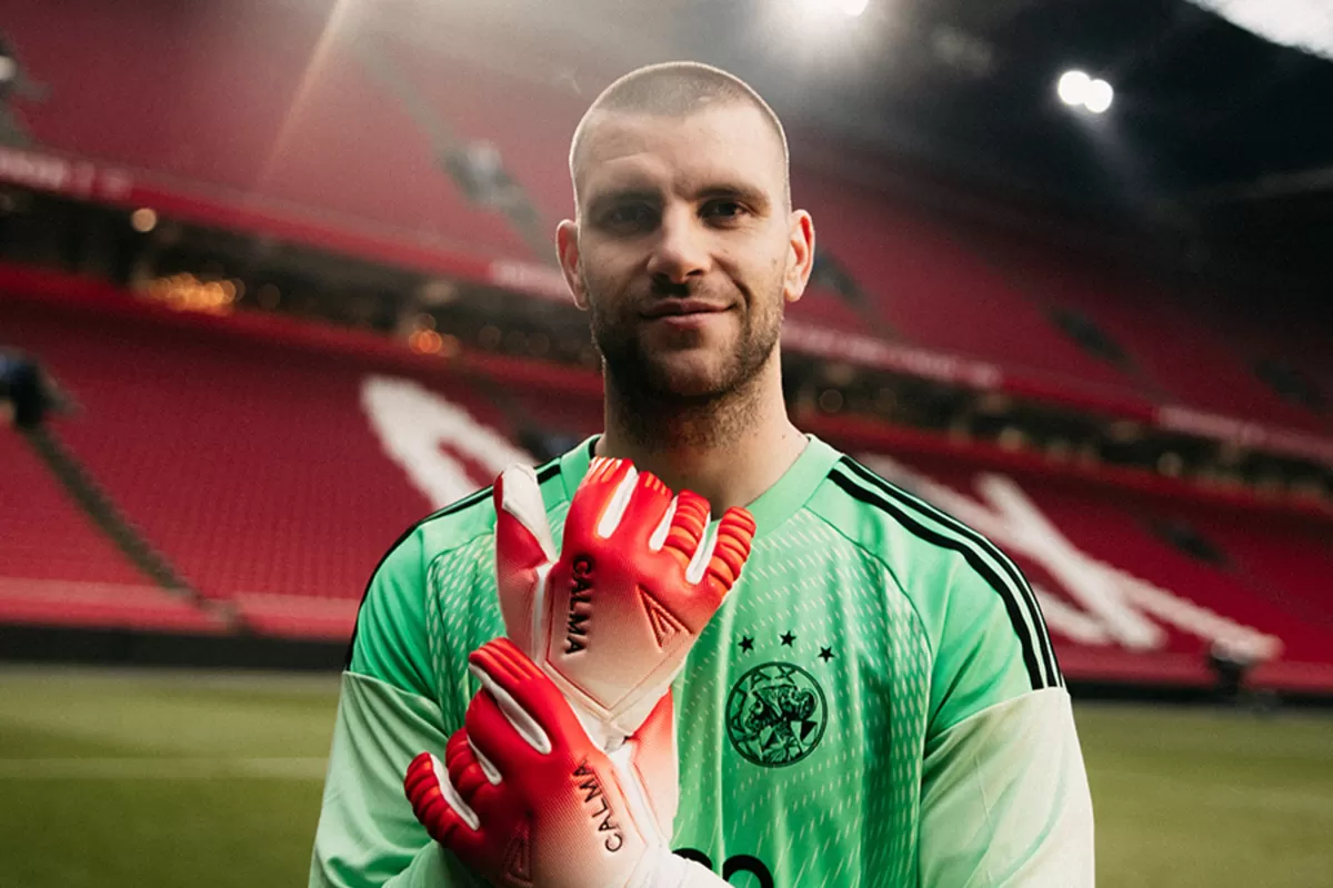 Maarten Paes resmi gabung dengan Ajax. (Ajax)
