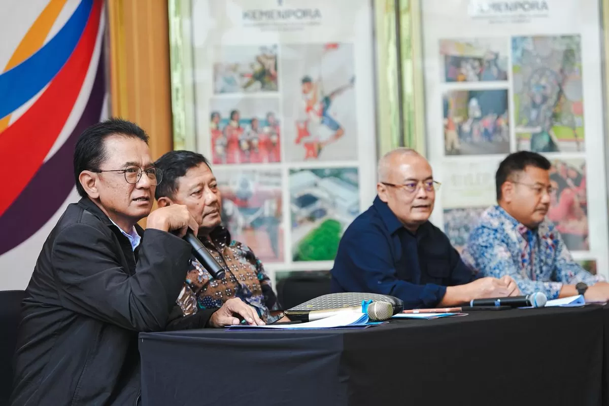 Sesmenpora dan tiga panelis sedang menjelaskan alur timeline melalui rangkaian air.  (KEMENPORA)