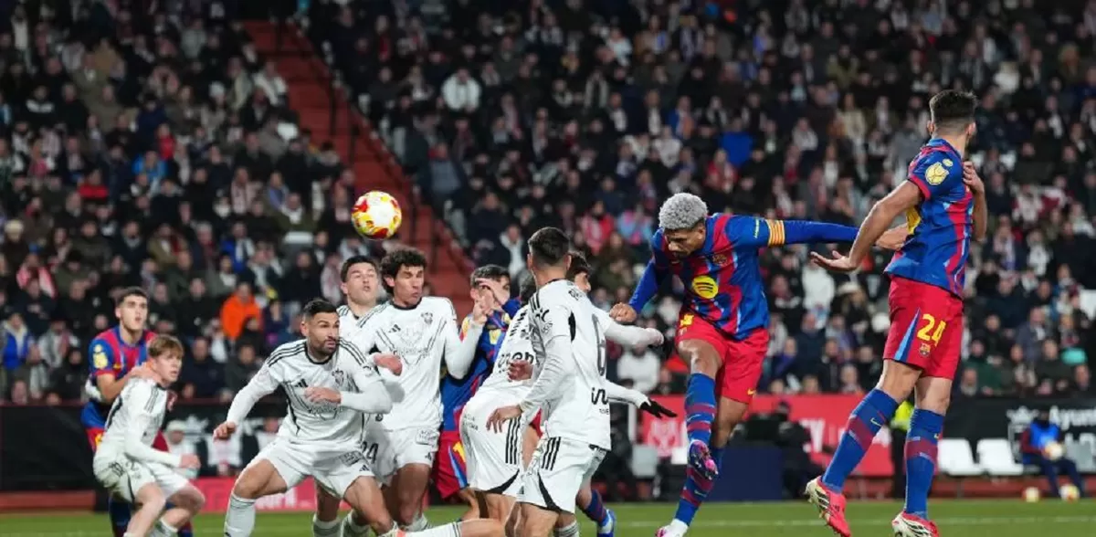 Ronald Araujo langsung cetak gol dalam debut kembali ke skuad inti Barcelona.