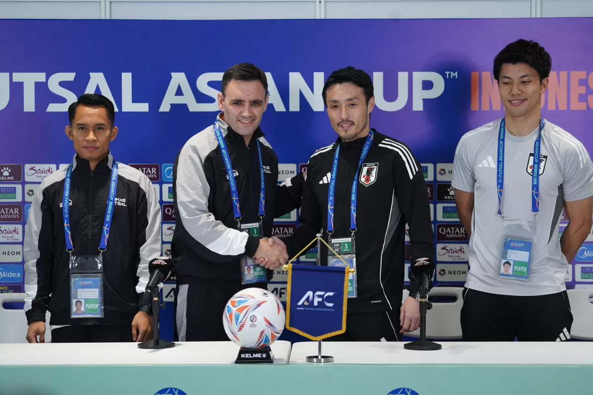 Pelatih Futsal Indonesia Hector Souto bersalaman dengan pelatih futsal Jepang, Kensuke Takahashi jelang babak semifinal Piala Asia Futsal 2026, di Indonesia Arena, 4 Februari.  (FFI)