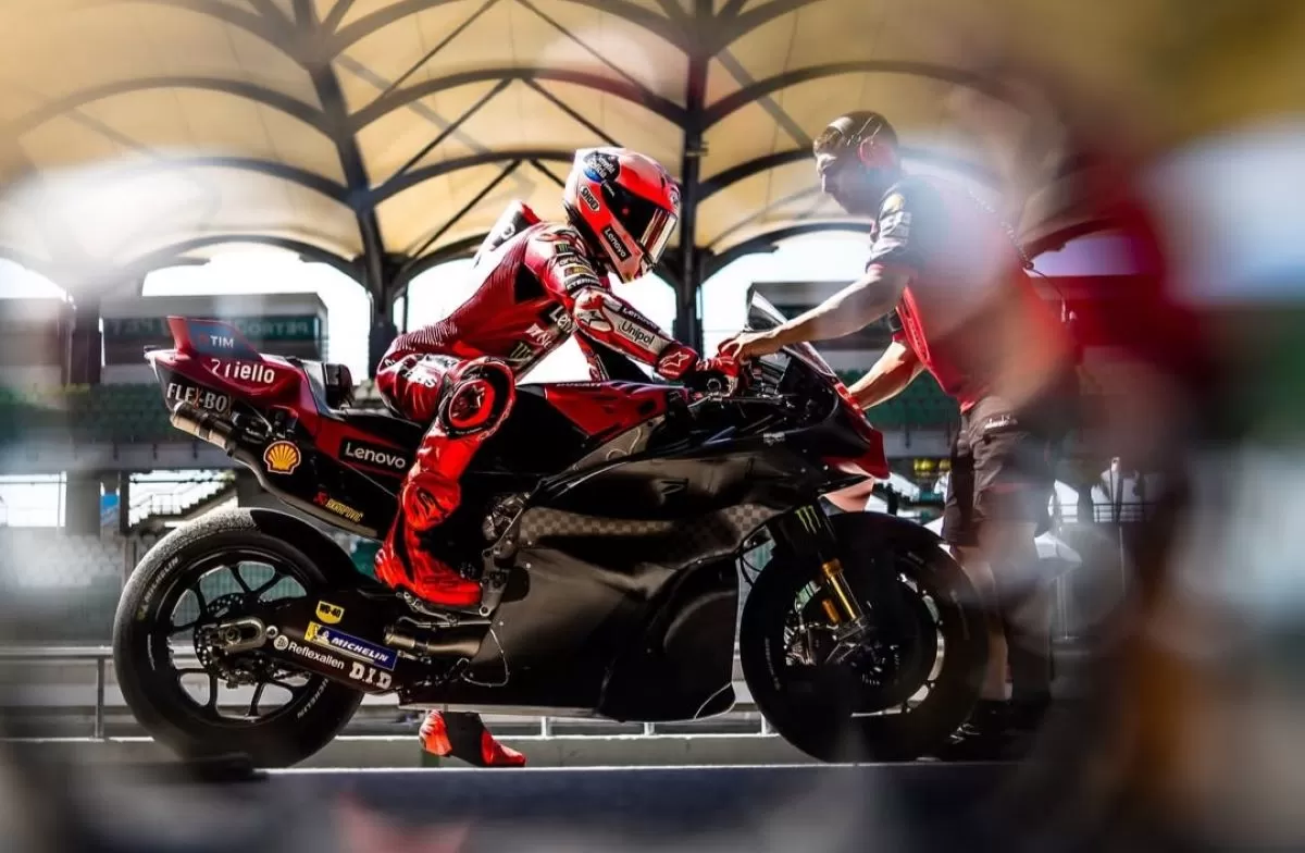 Pembalap Marc Marquez terlihat lebih santai menjalani haru kedua Tes Sepang (MotoGP)