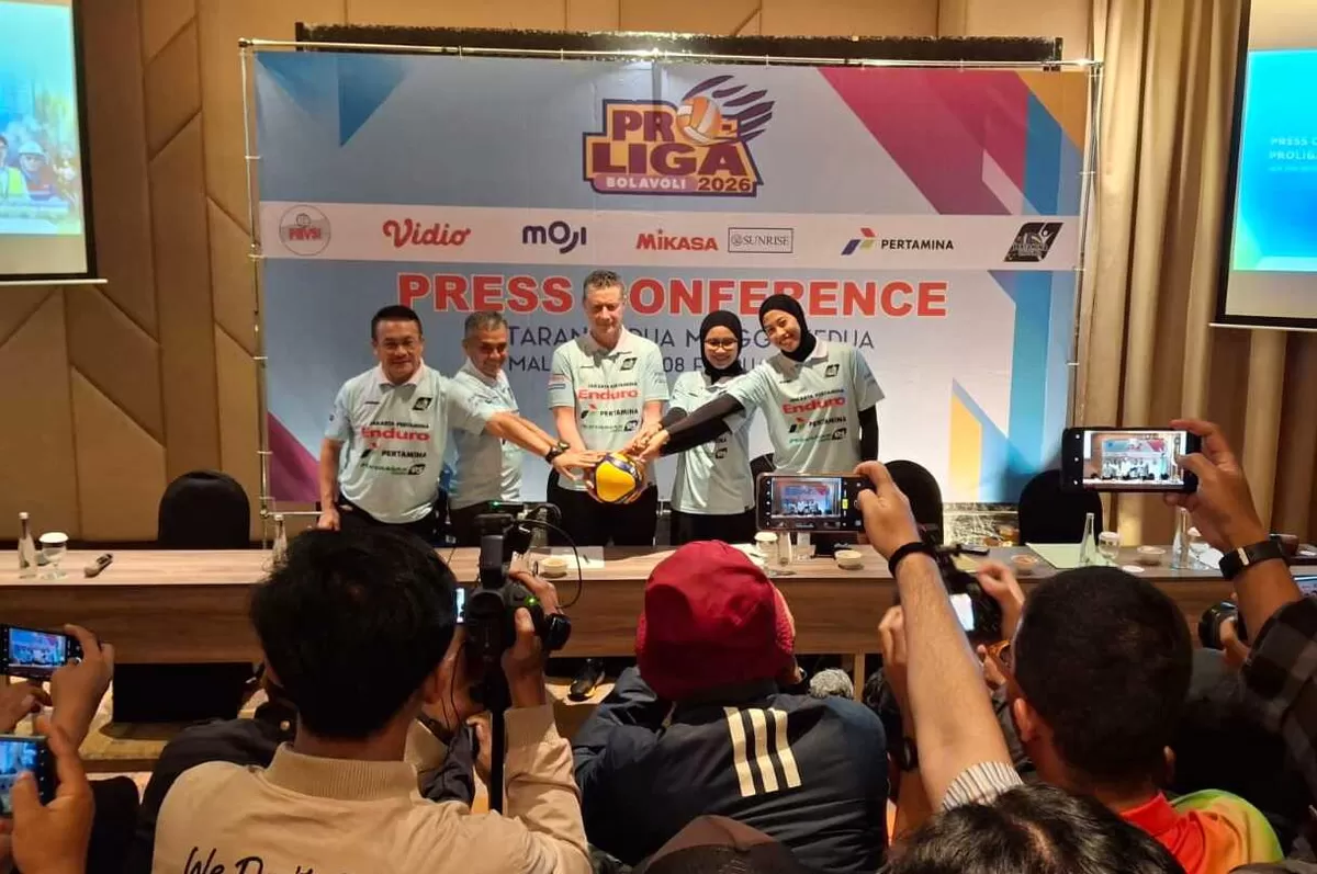 Pelatih Kepala JPE, Bullent Karsioglu beserta perwakilan Jakarta Pertamina Enduro Megawati Hangestri dan Wakil Direktur Proliga Reginald Nelwan  berfoto bersama usai jumpa pers pada seri II putaran II (PBVSI)