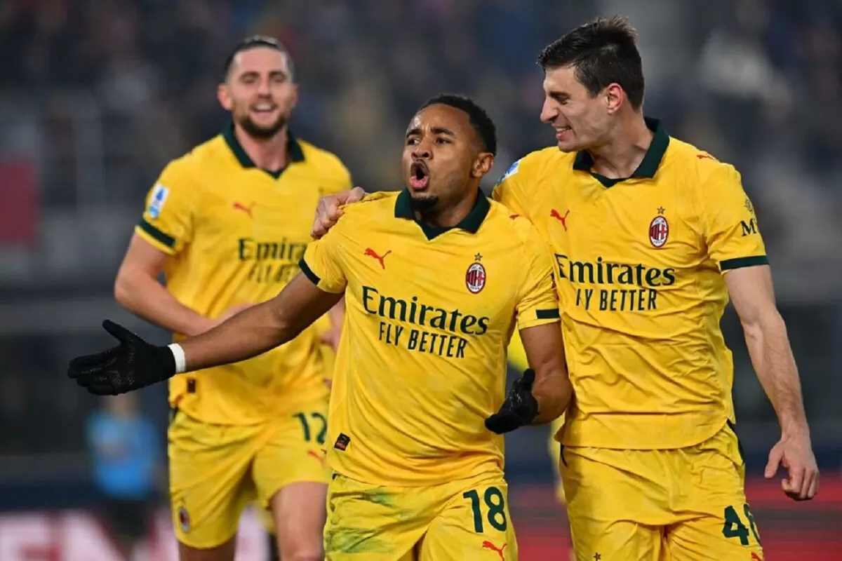 Christopher Nkunku dari AC Milan merayakan setelah mencetak gol kedua timnya melawan Bologna.