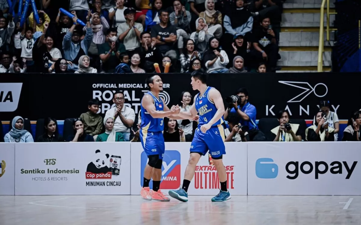 Dua pilar Satria Muda Bandung, Yudha Pratama dan Abraham Damar Grahita saling bersalaman usai laga melawan Bogor Hornbills, di Bandung Arena, Arena, 4 Februari 2026. (IBL)