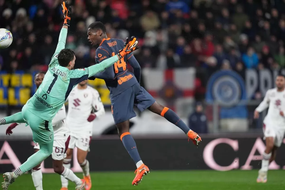 Pemain Inter Milan Ange-Yoan Bonny cetak gol ke gawang Torino di perempat final Coppa Italia (Lega Serie A)