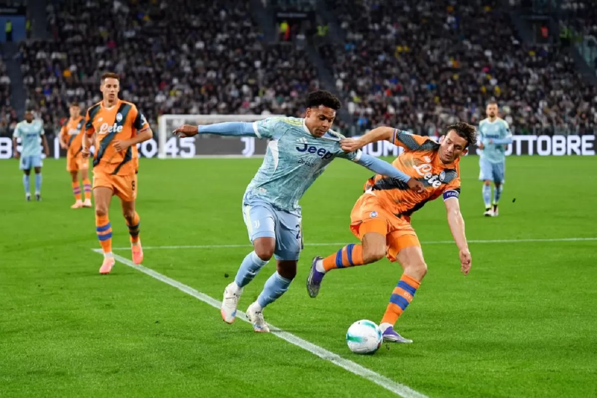 Marten de Roon dari Atalanta BC berebut bola dengan Weston McKennie dari Juventus.