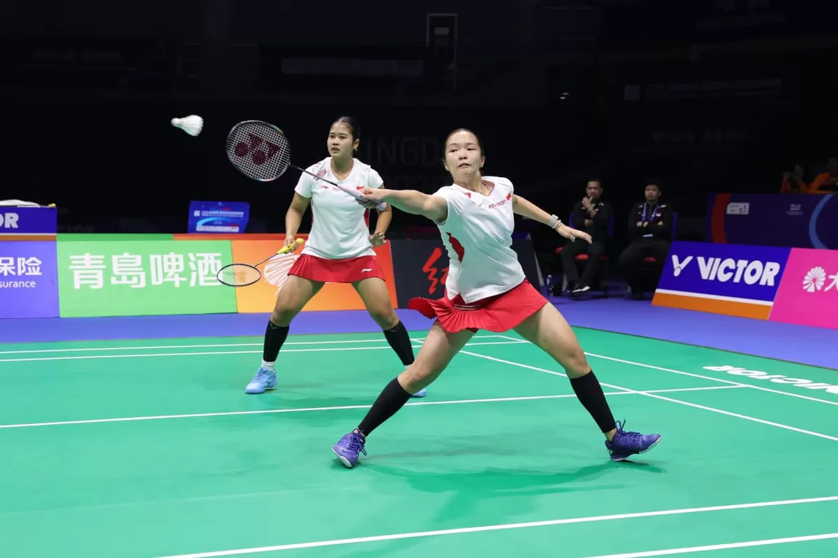 Pasangan Rachel Allessya Rose dan Febi Setianingrum menjadi penyeimbang di tengah dominasi Jepang di penyisihan grup Kejuaraan Beregu Asia 2026. Kemenangan mereka memberikan poin pertama Merah Putih. (PBSI)