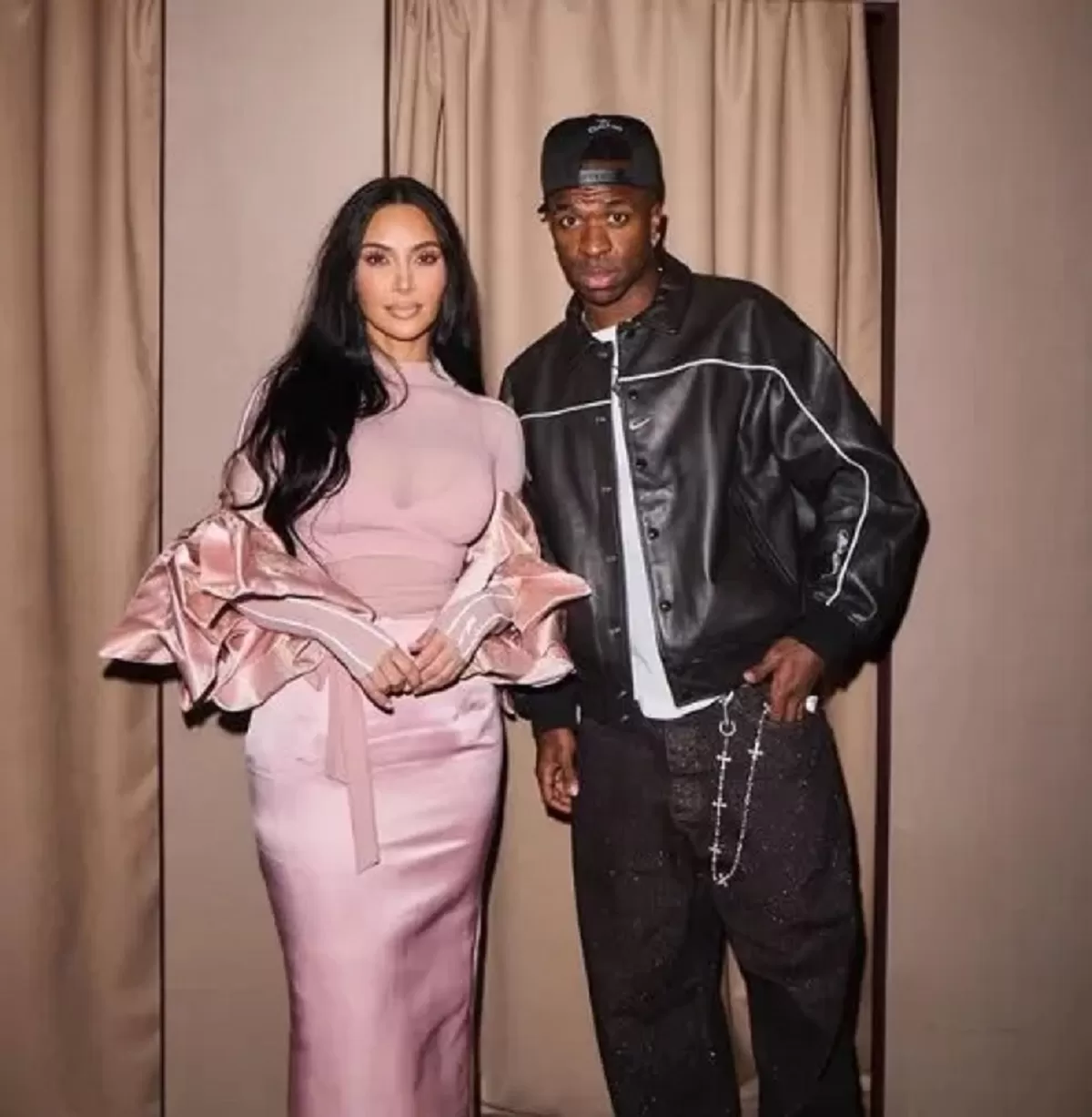 Bintang Real Madrid, Vinicius Jr, terlihat bersama Kim Kardashian di Paris untuk peluncuran toko pop-up Nike Skims.  ( Instagram)