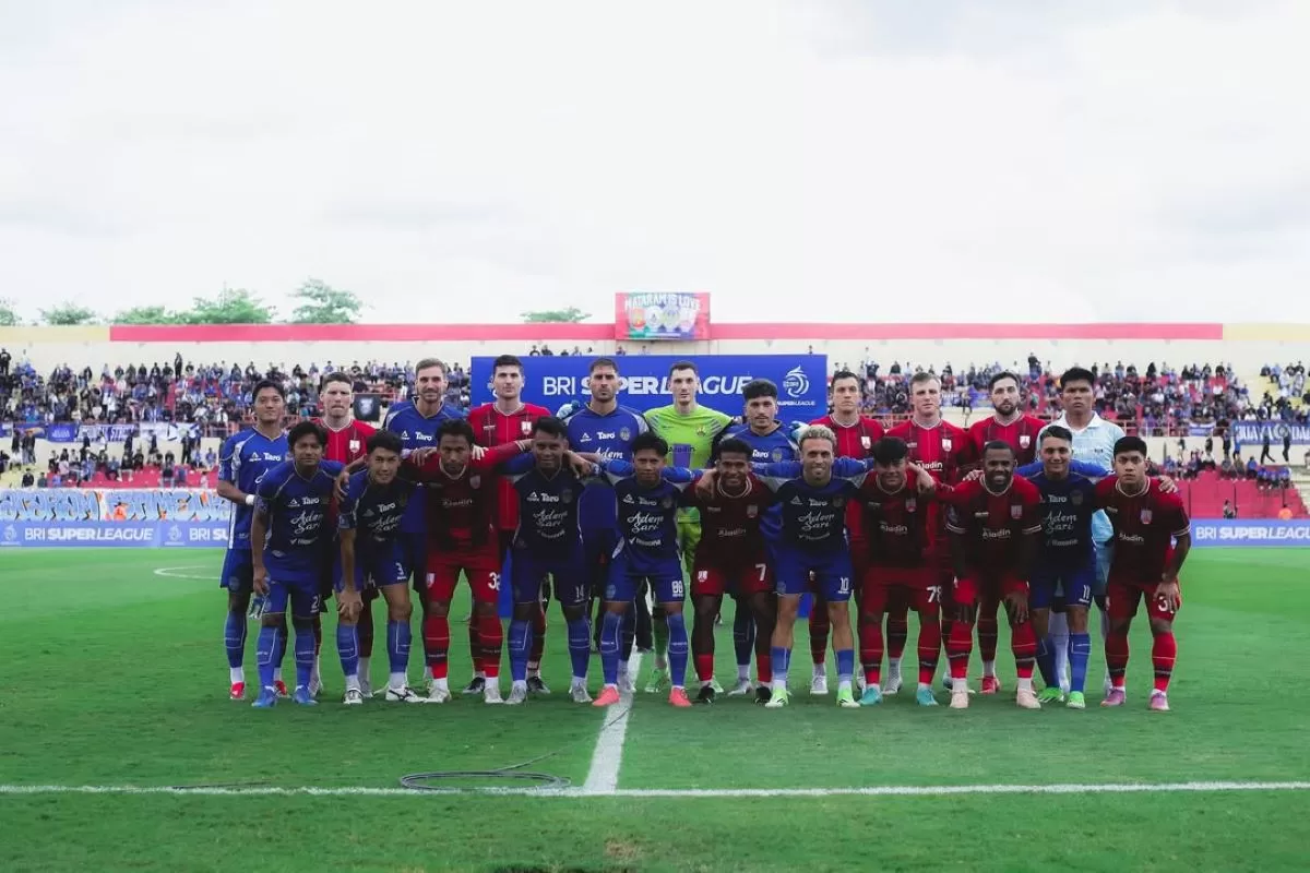 Pemain PSIM Yogyakarta dan Persis Solo berfoto bersama jelang derby Mataram (@persisofficial)