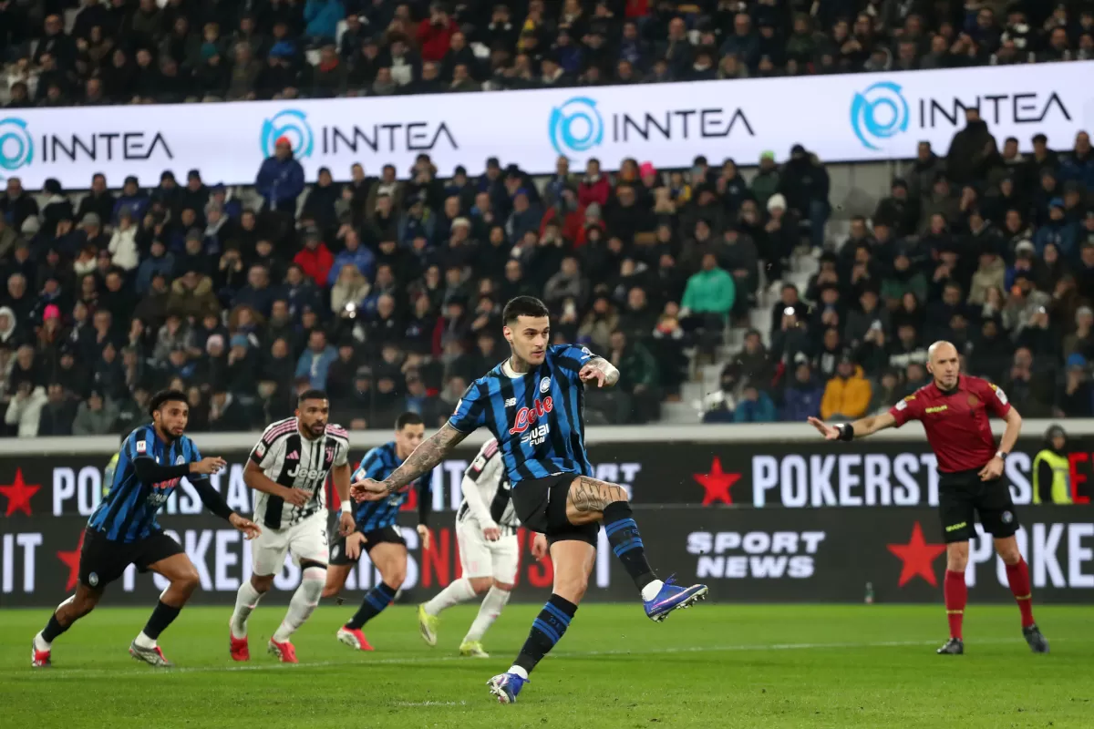 Gianluca Scamacca dari Atalanta menyaksikan gol pertama timnya dari tendangan penalti.