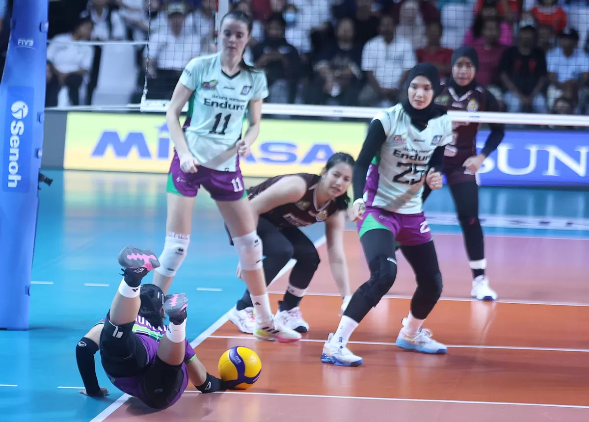 Libero Jakarta Pertamina Enduro berusaha mengambil bola drop pengembalian lawan di lanjutan seri II putaran dua Proliga 2026 di Malang. Hadapi Jakarta Electric PLN, JPE menang telak 3-0. (PBVSI)