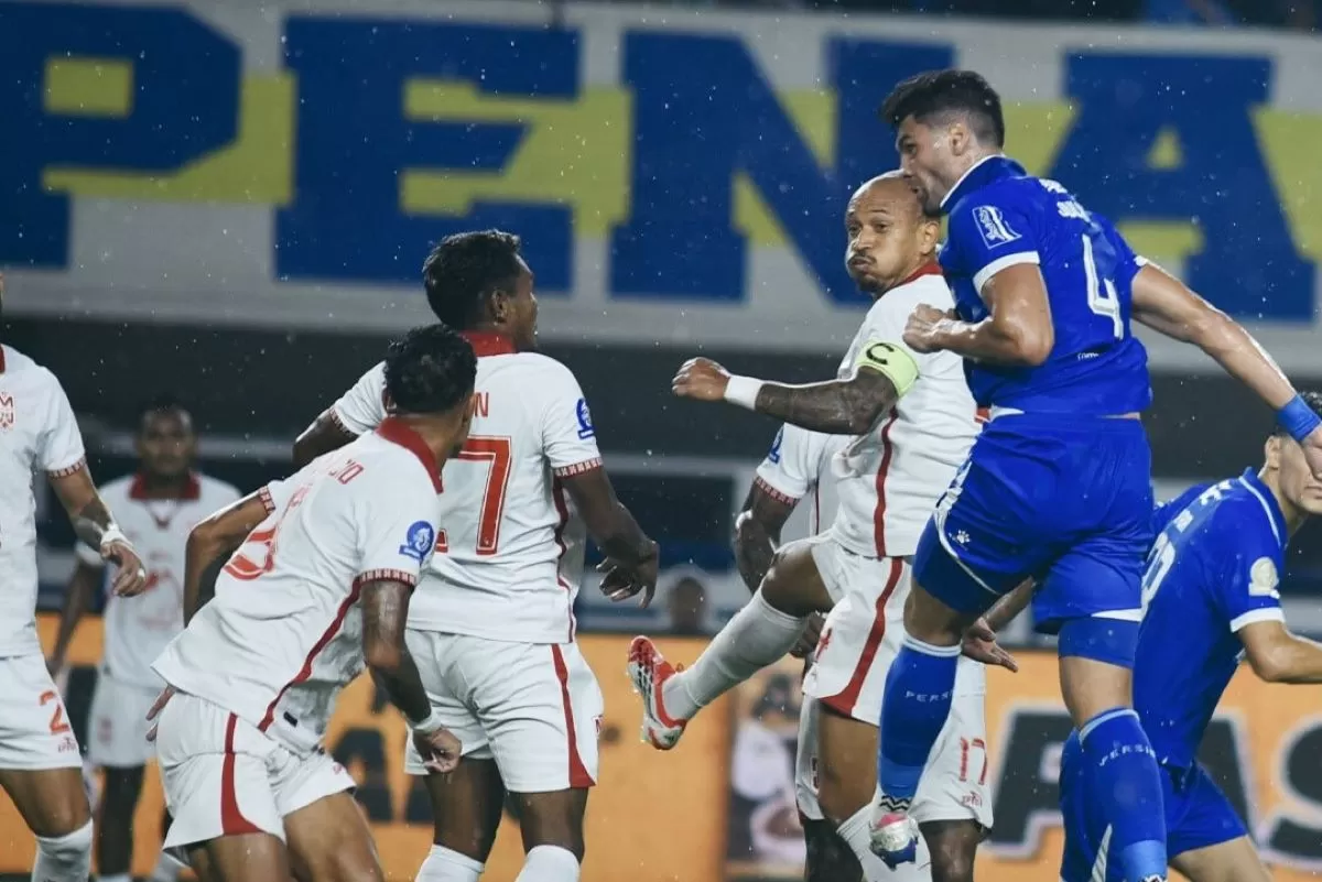 Duel udara pemain Persib dan Malut United di pekan ke-20 Super League 2025/26 (Persib)