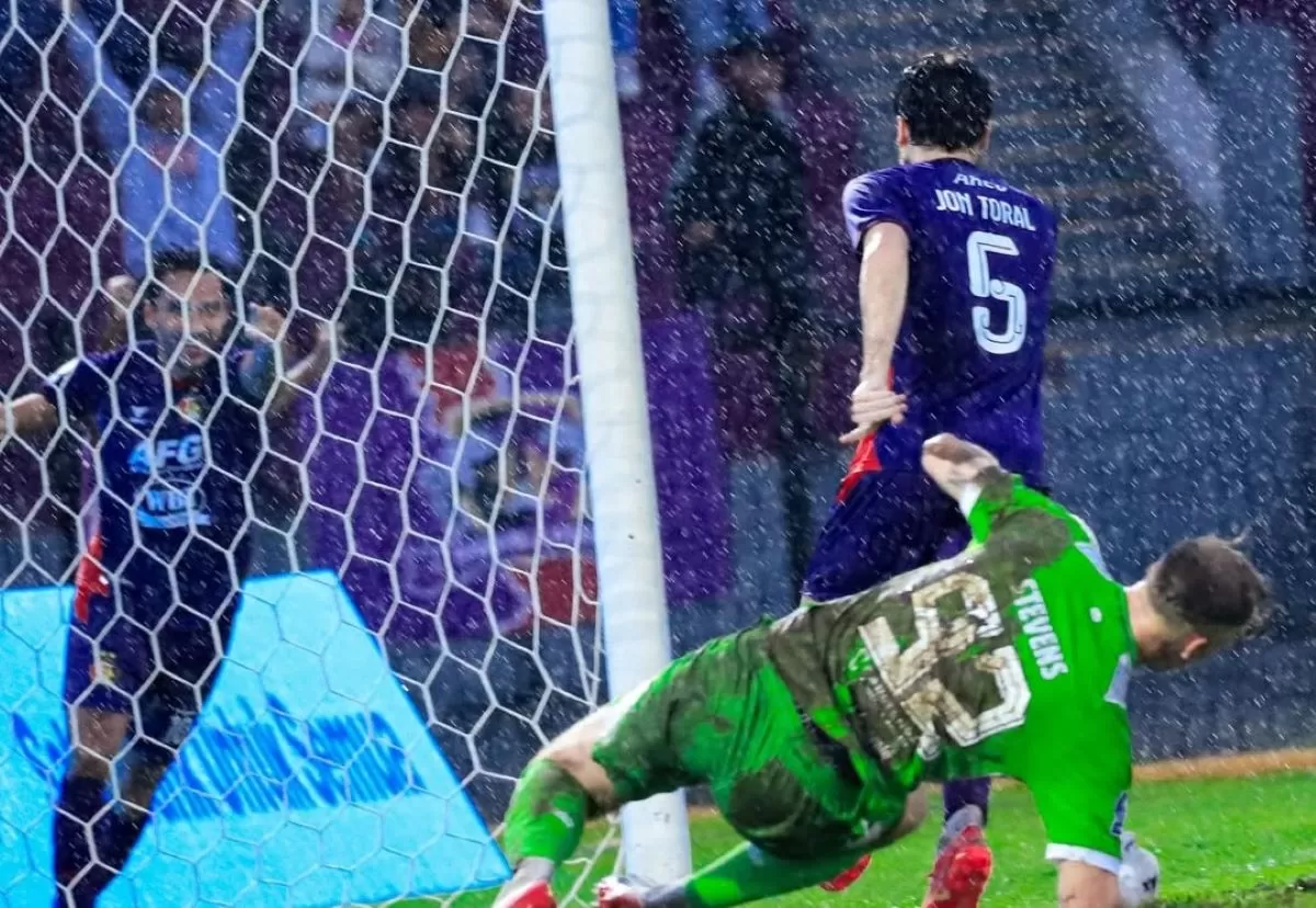 Pemain Persik Jon Toral taklukan kiper Dewa United (@persikfcofficial)