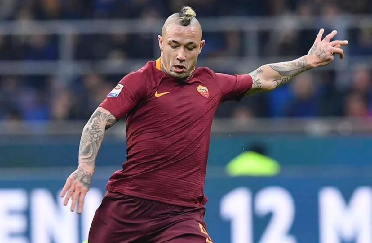 Radja Nainggolan saat berseragam Roma (@officialasroma)
