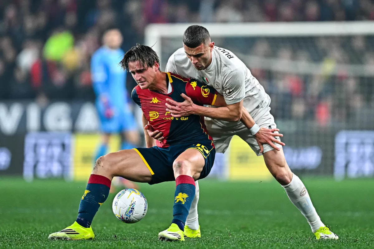 Lorenzo Colombo dari Genoa (kiri) dan Alessandro Buongiorno dari Napoli berebut bola selama pertandingan Serie A antara Genoa CFC dan SSC Napoli.