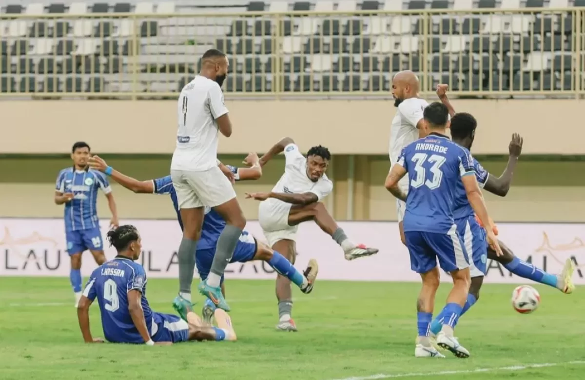 Duel PSBS Biak vs PSM Makassar di pekan ke-20 Super League 2025/26 di Maguwoharjo (@psm_makassar)