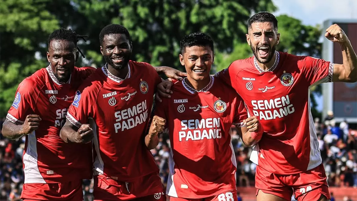 Para pemain Semen Padang merayakan gol dalam lanjutan Super League 2025/26. (I.League)