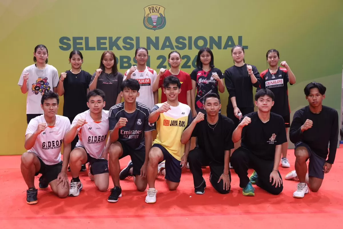 Para pemenang Seleknas PBSI 2026 berfoto bersama, Sabtu, 7 Februari 2026 di Karawang. Djarum mendominasi dengan meraih tiga gelar juara dari lima sektor.  (PBSI)