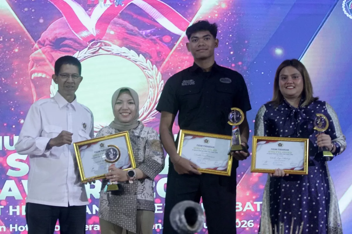 Ketua SIWO PWI Pusat Suryansyah (kiri) memberikan penghargaan kepada insan olahraga berprestasi pada SIWO PWI Award 2025 di Serang, Banten. 