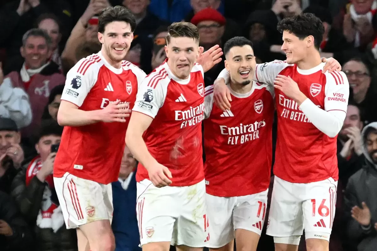Arsenal melesat dengan selisih sembilan poin di puncak klasemen Premier League.
