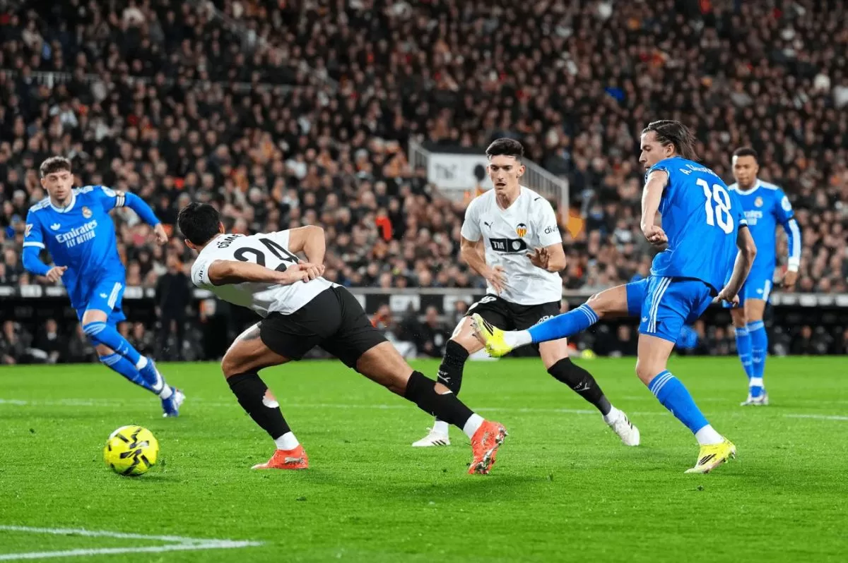 Alvaro Carreras membuka gol kemenangan Real Madrid atas Valencia.