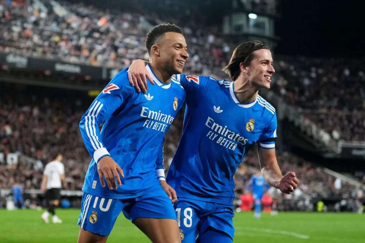 Alvaro Carreras dan Kylian Mbappe, dua pencetak gol Real Madrid melawan Valencia.