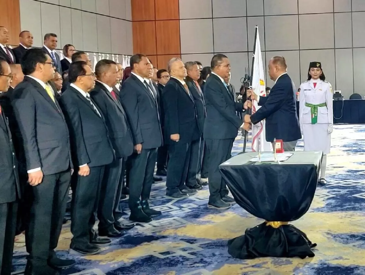 Ketua Umum KONI Pusat Letjen TNI Purn Marciano Norman mengukuhkan dan melantik Ketum KONI NTT 2026-2030 yang juga Gubernur NTT Emanuel Melkiades Laka Lena.