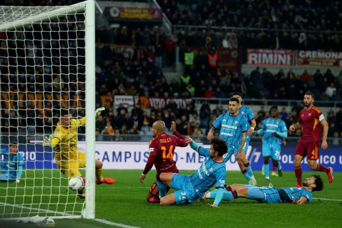 Donyell Malen mencetak dua gol pertamanya dalam seragam Roma.