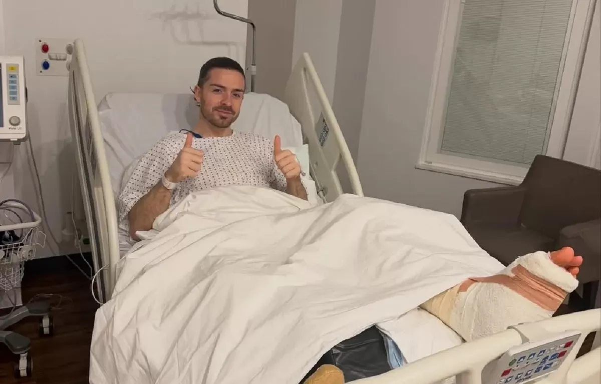 Jack Grealish pemain pinjaman Everton menjalani operasi retak tulang kaki kiri.