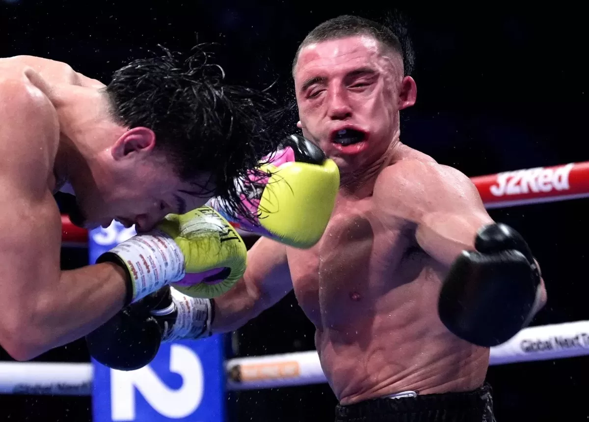 Figueroa Randon melancarkan pukulan hook kiri yang dahsyat untuk menjatuhkan&nbsp;Nick Ball.
