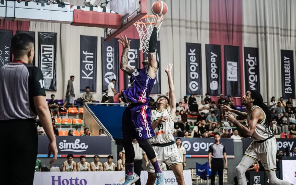 Pemain RANS mendominan paint area dari Pacific Caesar. Rebut kemenangan 101-83 di lanjutan IBL GoPay 2026. (IBL)
