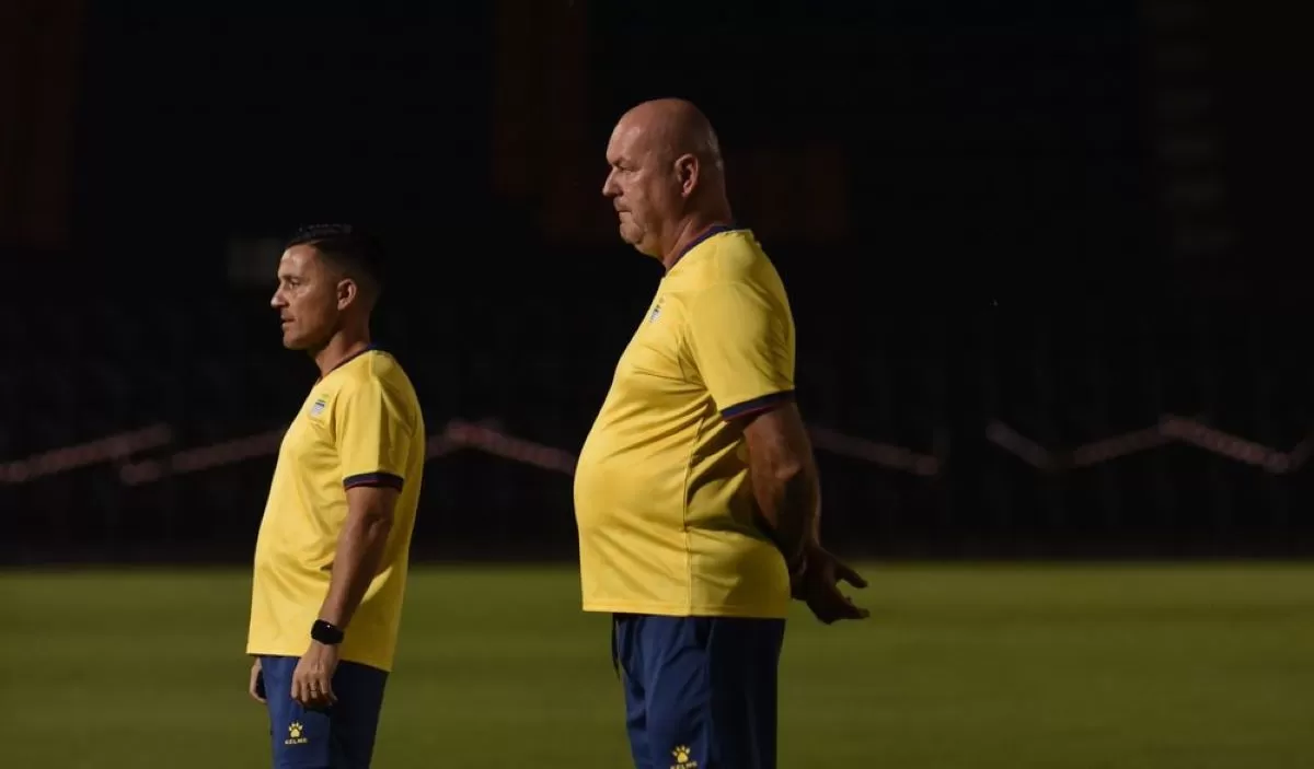 Bojan Hodak memantau latihan Persib di Stadion Ratchaburi. (Persib)
