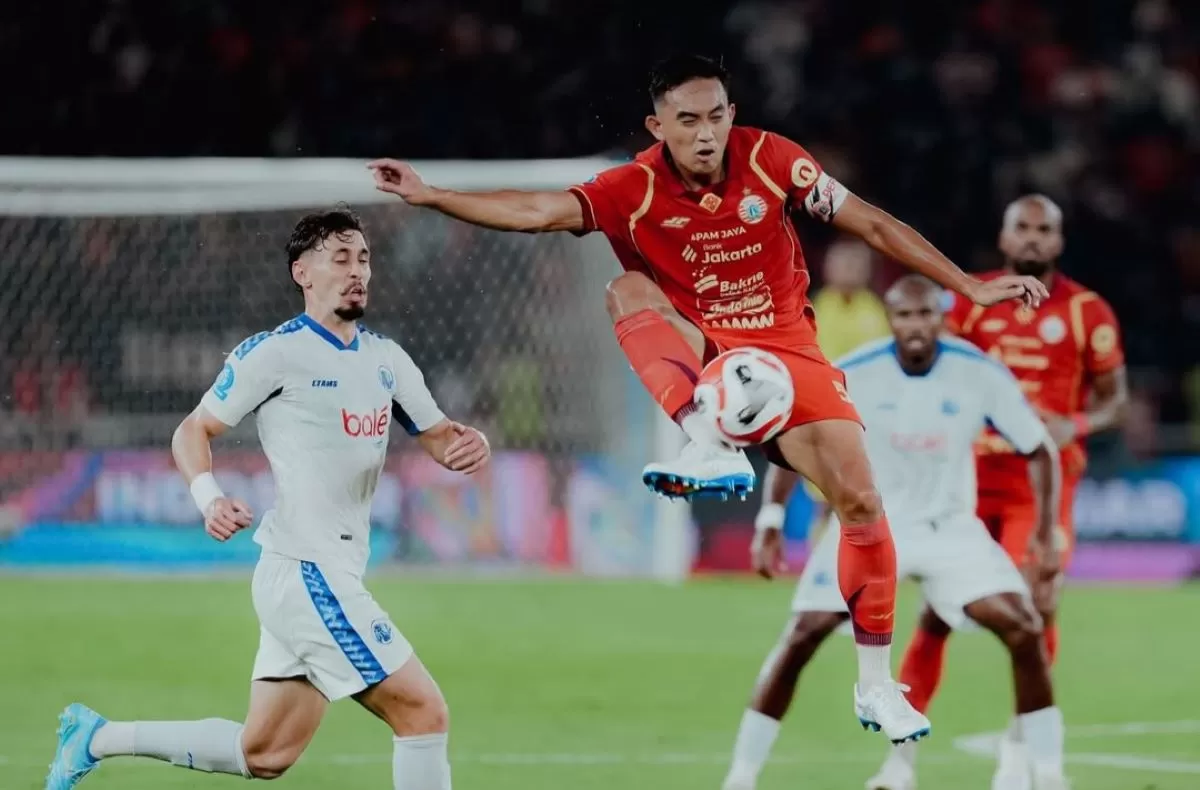 Kapten Persija Rizky Ridho menahan serangan pemain Arema FC di pekan ke-20 Super League 2025/26 (Persija)
