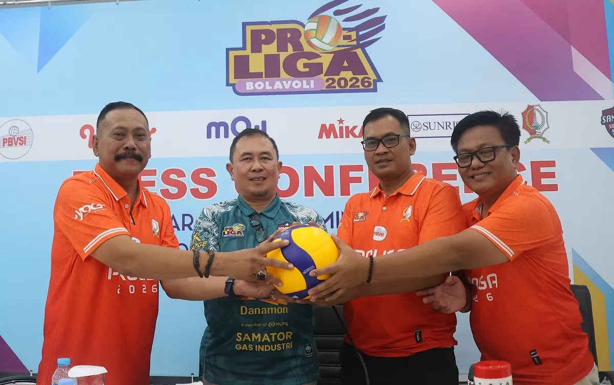 Manajer Surabaya Samator, Hadi Sampurno, Ketua Panitia Pelaksana Proliga di Bojonegoro, Imam Gozali serta jajaran PBVSI Bojonegoro dalam jumpa pers seri tiga putaran dua Proliga 2026, 11 Februari 2026 (PBVSI)
