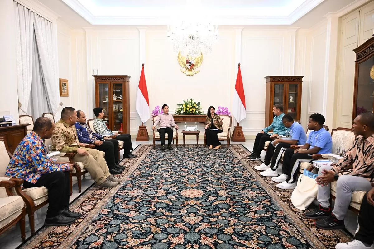 Wakil Presiden Gibran Rakabuming menerima para pemain Papua Football Academy (PFA) Elite Camp yang akan menjalani pemusatan latihan dan seleksi bersama klub-klub sepak bola Austria, 11 Februari 2026. (Biro Pers, Media, dan Informasi Sekretariat Wakil Presiden.)