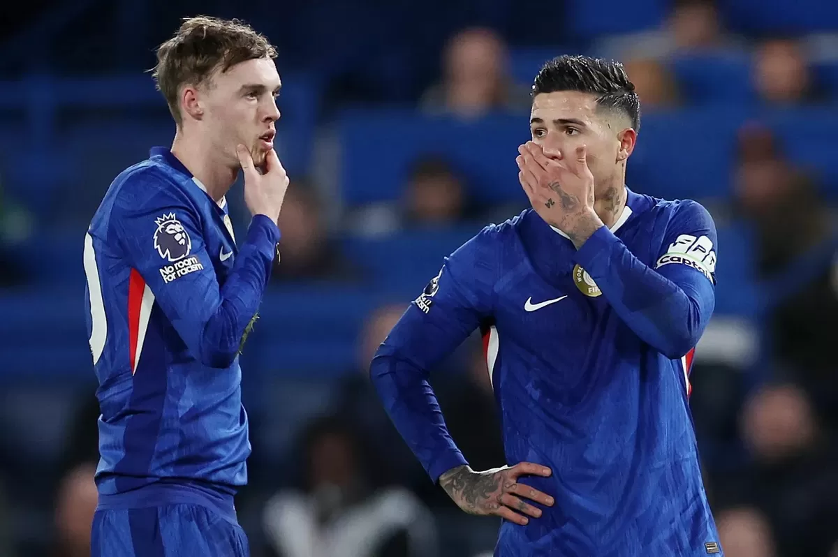 Chelsea menyia-nyiakan keunggulan dua gol saat mereka ambruk melawan Leeds setelah Cole Palmer gagal memanfaatkan peluang emas. 