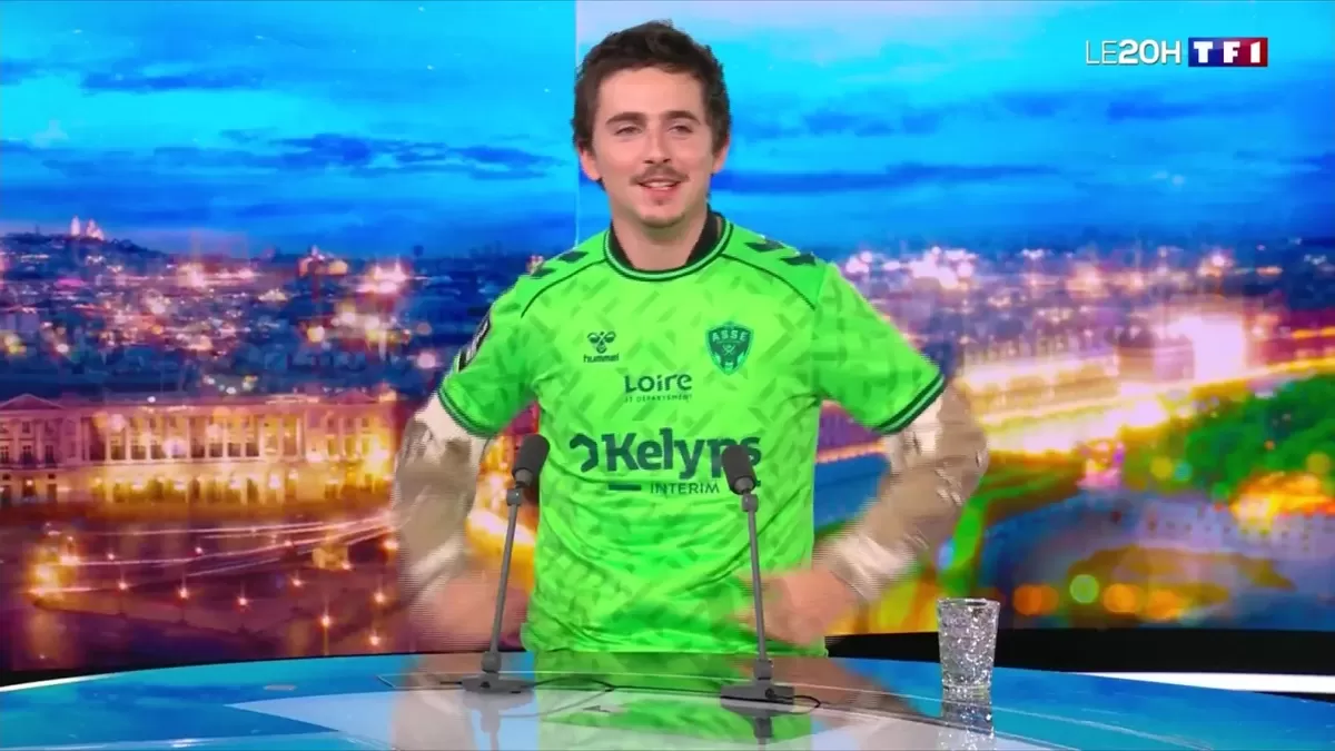 Aktor Hollywood Timothee Chalamet mendapat seragam keempat baru Saint-Etienne. (TF1+)