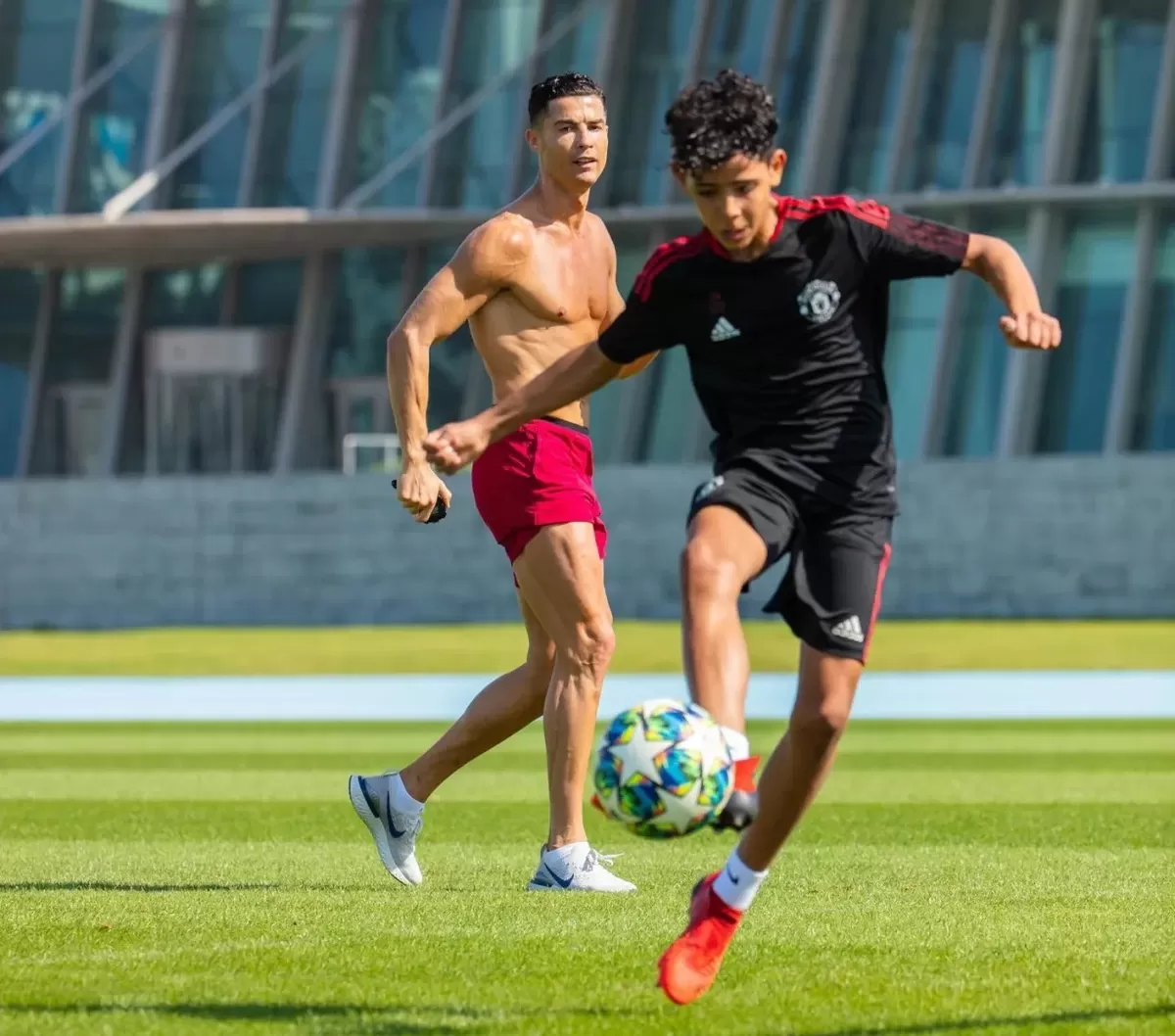 Ronaldo Jr, 15 tahun, sedang menorehkan prestasi gemilang di sepak bola.