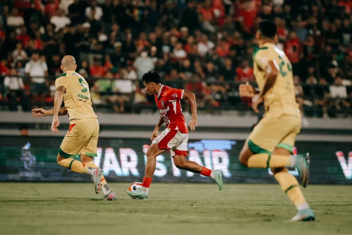 Pertandinga Bali United melawan Persebaya dalam lanjutan Super League 2025/26. (Bali United)