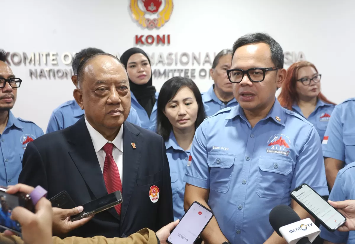 Ketua Umum KONI Pusat Letjen TNI Purn Marciano Norman usai secara resmi mengukuhkan dan melantik Dr. Bima Arya Sugiarto sebagai Ketum Pengurus Pusat Asosiasi Lari Trail Indonesia 