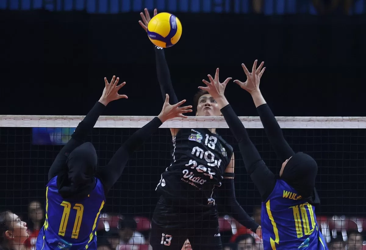 Pemain Medan Falcons berusaha melayangkan serangan yang berhasil di tutup dia blocker Jakarta Electric PLN, Jakarta, pada 12 Februari, di GOR Utama Bojonegoro. (PBVSI)