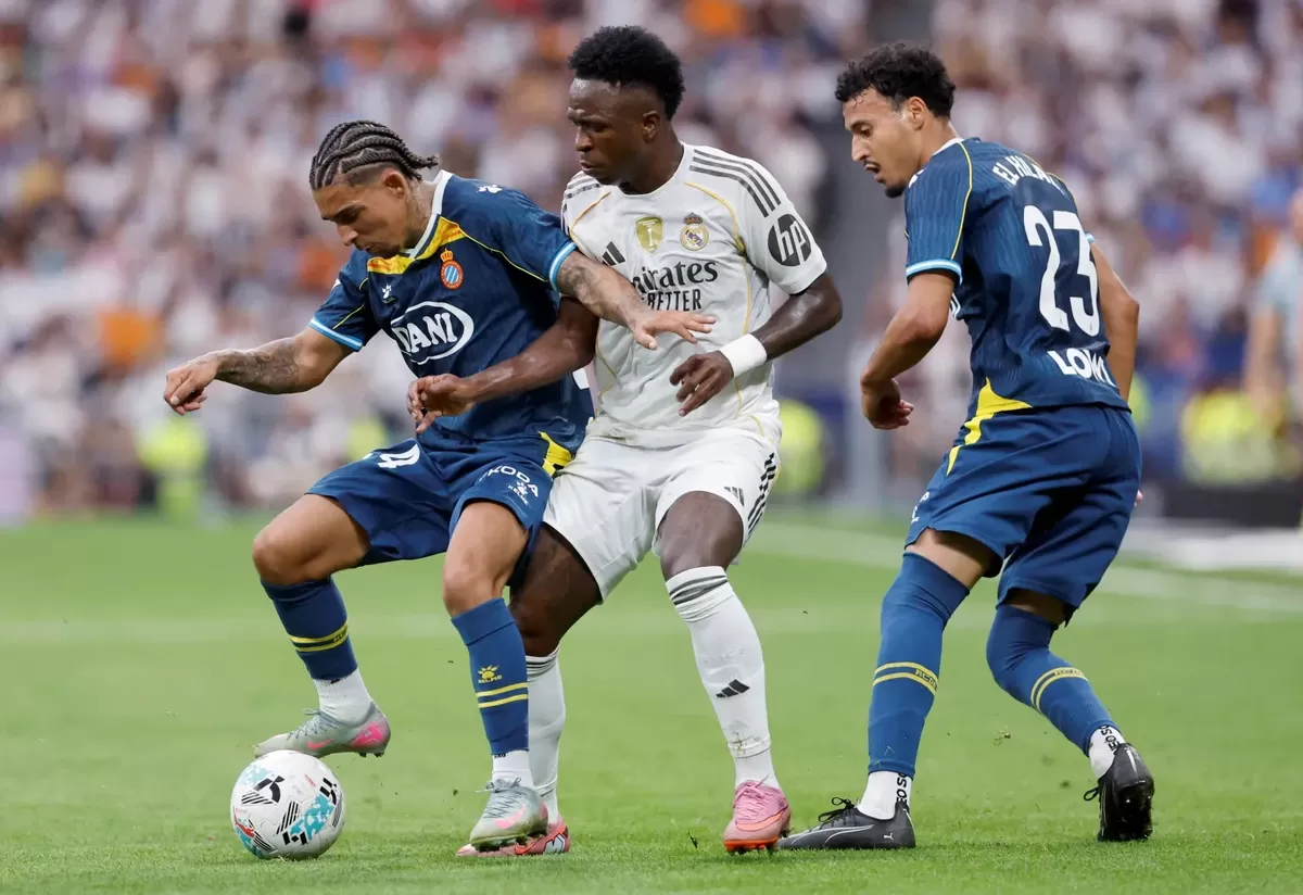 Tyrhys Dolan membela Espanyol menghadapi Real Madrid.