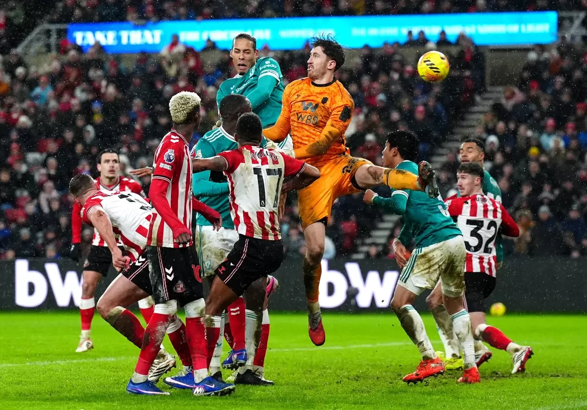 Tandukan emas Virgil van Dijk mengakhiri rekor tak terkalahkan Sunderland dalam 12 pertandingan kandang.