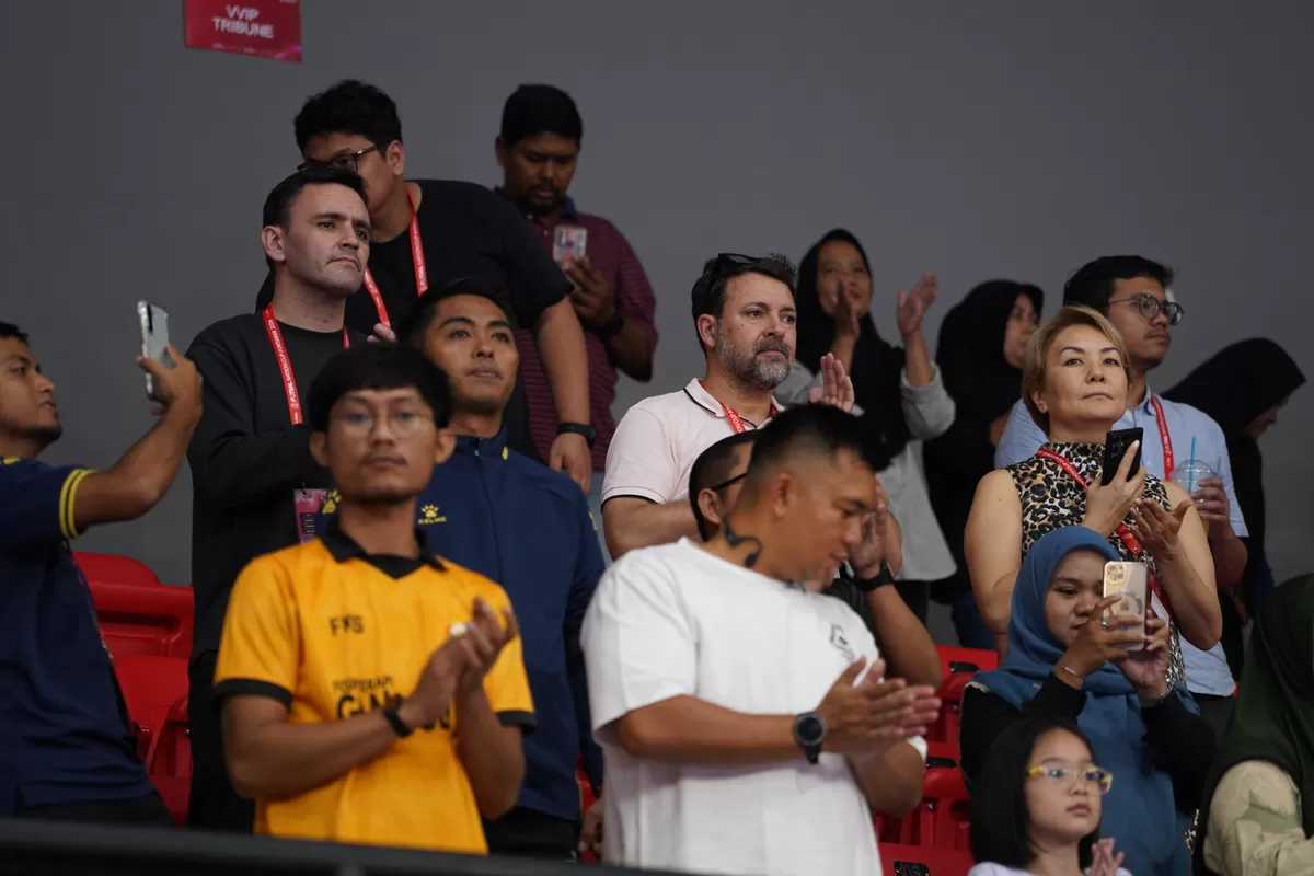 Strategic Advisor Kompetisi Futsal Indonesia (KFI), Jose Tirado bersama pelatih Timnas Futsal Indonesia Hector Souto memantau langsung Futsal Nation Cup 2026 di Pontianak. (FFI)