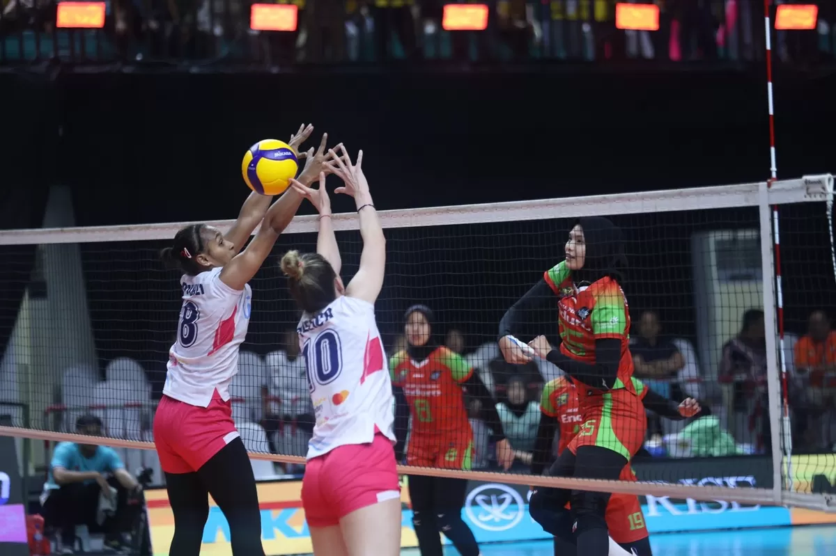 Dua pemain Jakarta Livin' Mandiri melakukan blocking atas smes keras Jakarta Pertamina Enduro di lanjutan seri 3 putaran II Proliga 2026 di Brojonegoro, 13 Februari 2026. (PBVSI)