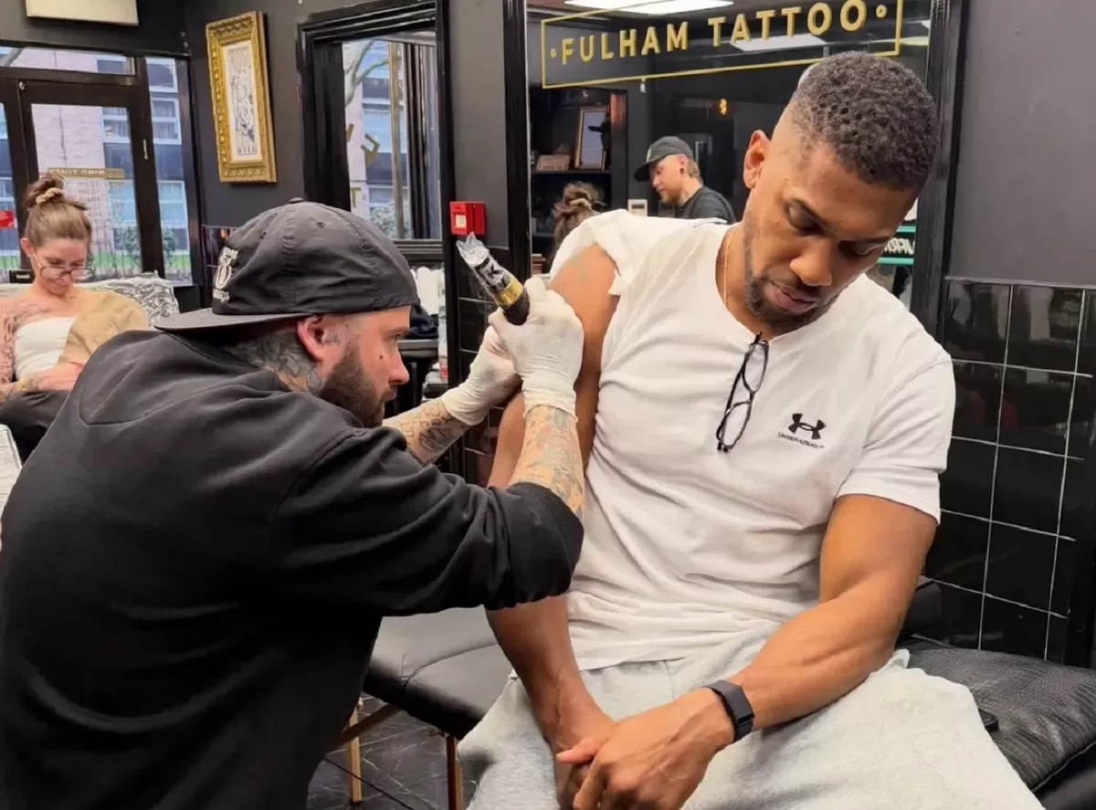 Anthony Joshua mengukir penghormatan yang menyentuh hati itu tepat di bawah tato terkenalnya yang bergambar Afrika.  (Instagram / @fulhamtattoolondon)